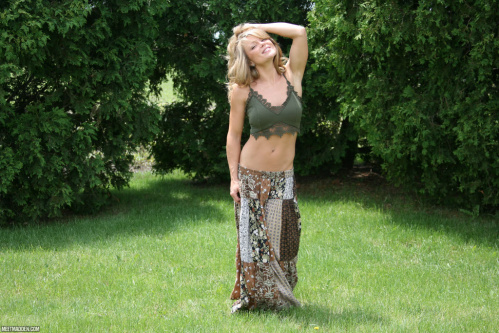 Image Of MeetMadden com 17 06 30 In The Field XXX iMAGESET-LEWD [XC]