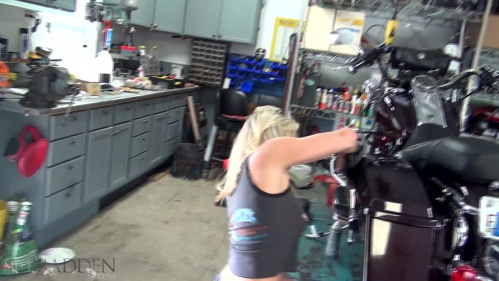 Image Of MeetMadden 19 09 18 Polishing Chrome XXX 1080p MP4-LEWD [XC]